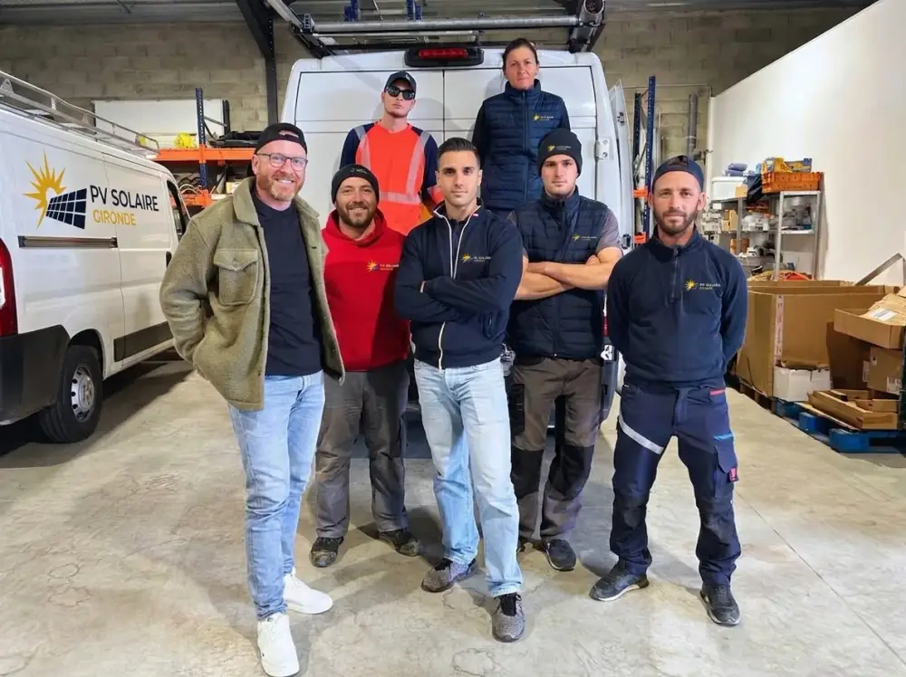L'équipe de PV Solaire Gironde à l'atelier devant un véhicule d'intervention