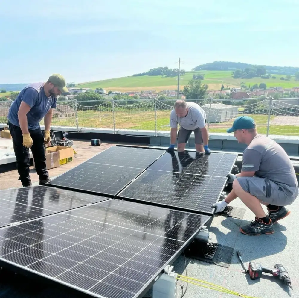 Pose de panneaux solaires photovoltaïques sur une toiture par les équipes PV Solaire Gironde